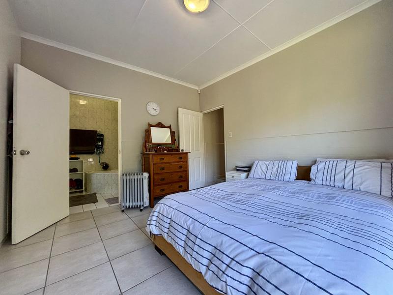 5 Bedroom Property for Sale in Denver Park Western Cape